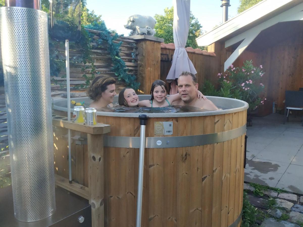 Chalet "Het Biggetje" Hottub - Sauna Volkel エクステリア 写真